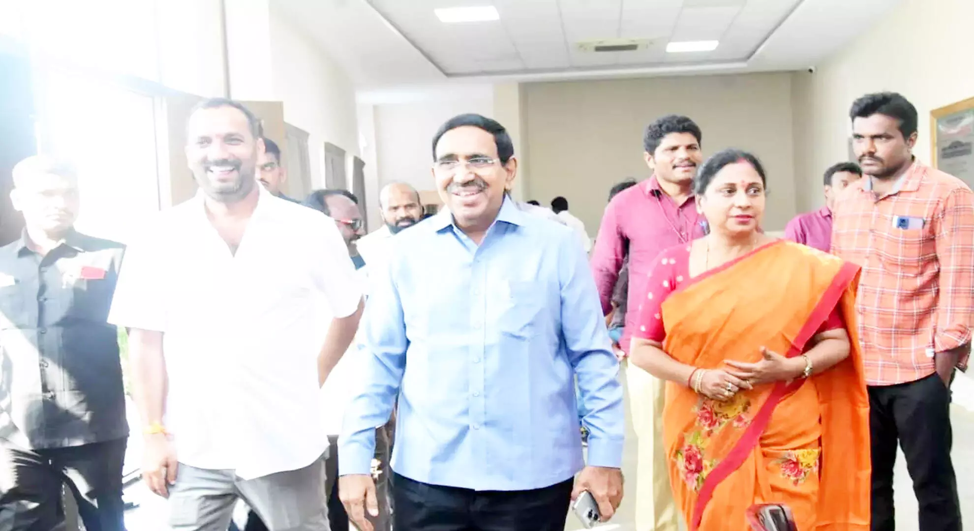 नारायण ने अधिकारियों से चुनाव का सुचारू संचालन सुनिश्चित करने का आग्रह किया