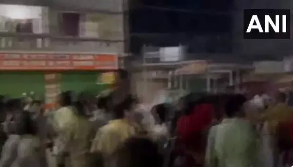 झड़प को शांत कराने के दौरान पुलिस अधिकारी घायल, वीडियो