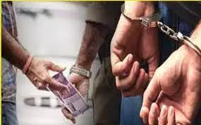 मध्य प्रदेश में महिला जनपद सदस्य पति के साथ 15 हजार की रिश्वत लेते हुए गिरफ्तार