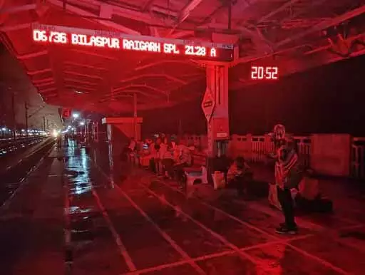 रेलवे स्टेशन में गुल हुई बिजली, फुट ओवर ब्रिज की सीढ़ियों से गिरे 2 यात्री