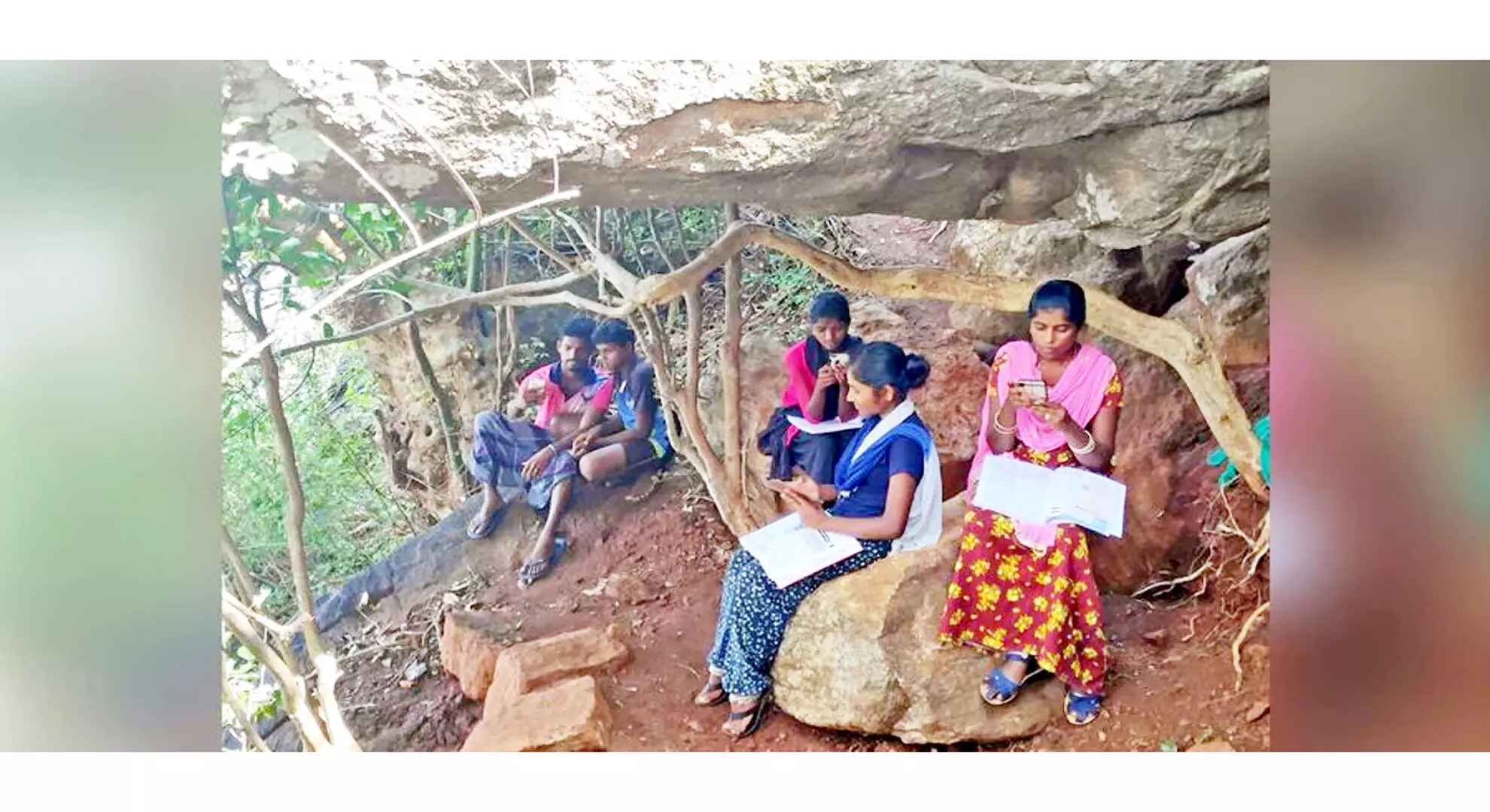 पचमलाई में आदिवासी महिलाएं मुफ्त यात्रा योजना का इंतजार कर रही हैं