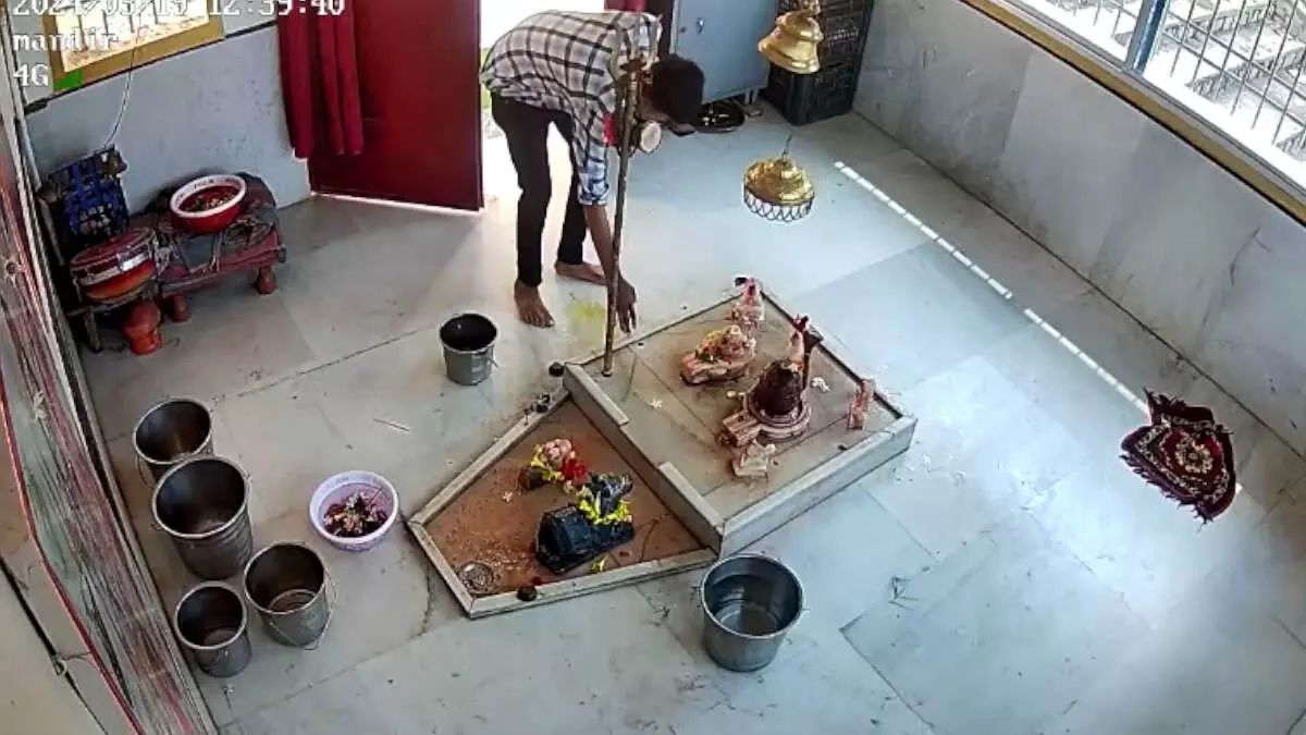 आशीर्वाद लेकर शिव मंदिर में किया चोरी, सीसीटीवी फुटेज वायरल