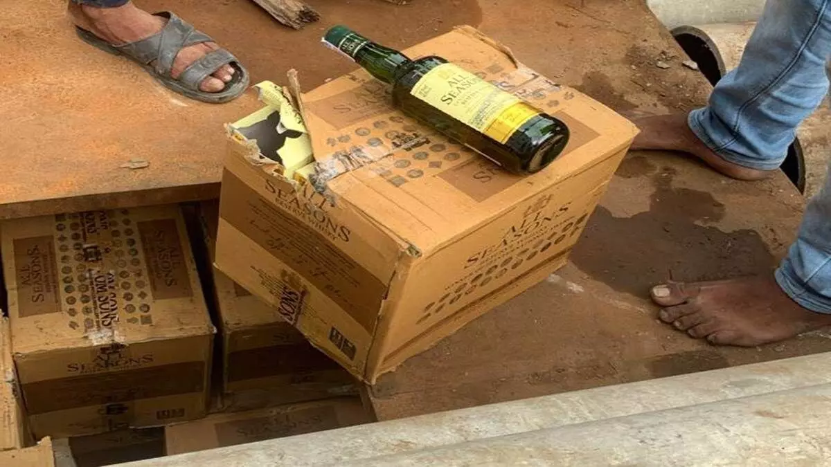 जीएसटी विभाग ने कंपनी उत्पादों की जगह भेजी जा रही शराब पकड़ी