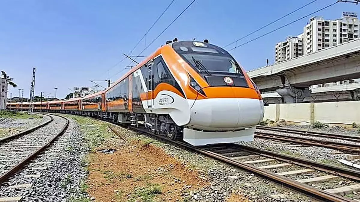 दिल्ली से आने वाली  स्पेशल ट्रेन वंदे भारत समेत 12 ट्रेनें फुल