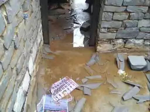 आंधी-तूफ़ान से घर के छत हुए तबाह, कमरे में भरा पानी
