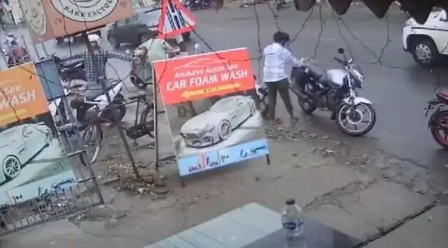 ओडिशा के बरहामपुर में बाइक डिक्की से 5.60 लाख रुपये लूटे गये