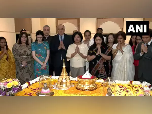 राज्य मंत्री लेखी, थाईलैंड, श्रीलंका, पनामा के दूतों ने दिल्ली में पवित्र बुद्ध अवशेषों की पूजा की