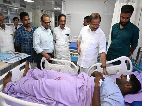 राज्य मंत्री मुरलीधरन हमले का शिकार हुए आरएसएस कार्यकर्ता से मिलने पहुंचे तिरुवनंतपुरम के अस्पताल