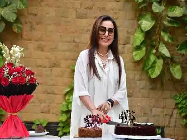 46वें जन्मदिन से पहले रानी मुखर्जी ने पैपराजी के साथ केक काटा