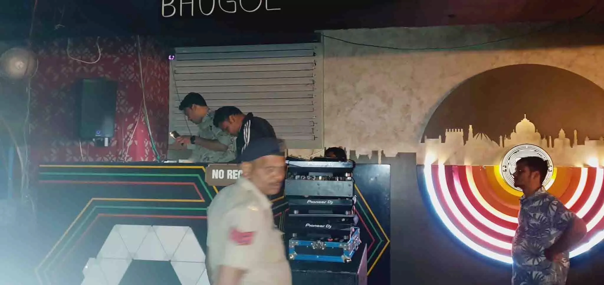 मैग्नेटो मॉल के क्लब में पुलिस ने मारी रेड, जांच जारी