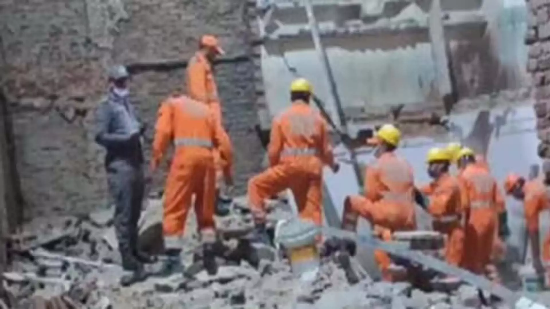 दिल्ली: कबीर नगर में इमारत गिरने से 2 की मौत, 1 गंभीर