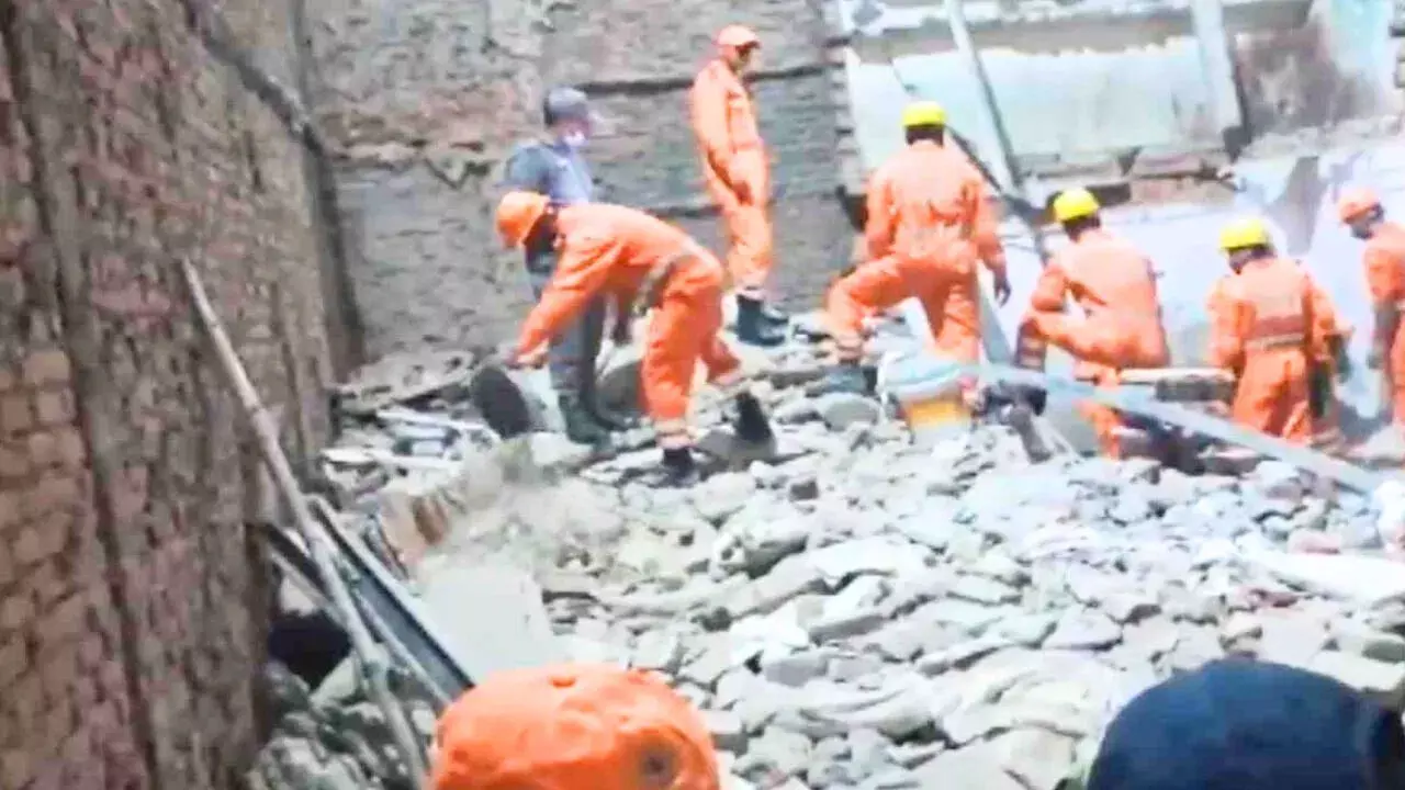 दिल्ली के कबीर नगर में बड़ा हादसा, इमारत गिरने से दो की मौत