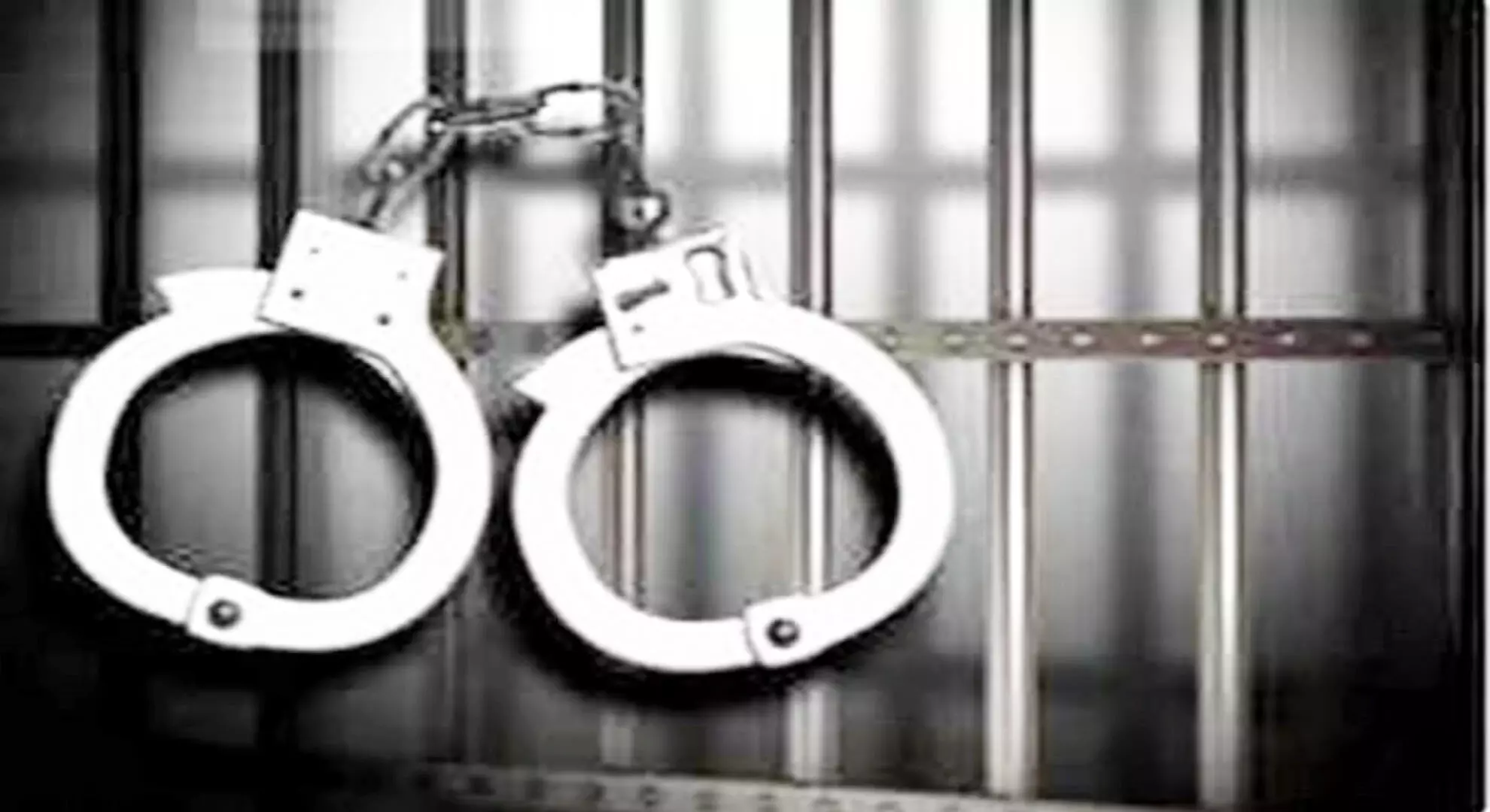 लड़की को शराब गिफ्ट करने वाले दोस्त से मारपीट करने के आरोप में निजी कॉलेज के पांच छात्रों को गिरफ्तार किया गया