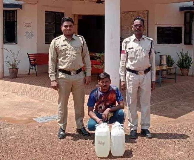 जंगल में महुआ शराब बनाकर गाँव-गांव में बेचने वाला गिरफ्तार