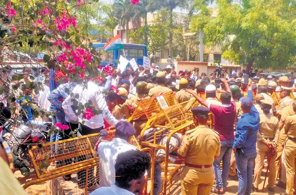कर्नाटक: टिकट कटने की खबरों पर वीणा के समर्थकों का प्रदर्शन