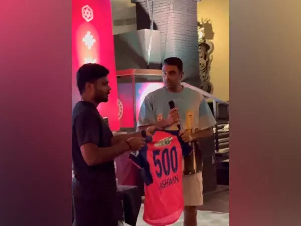 राजस्थान रॉयल्स के कप्तान संजू स्मासन ने आईपीएल 2024 से पहले 500 टेस्ट विकेट लेने के लिए अश्विन को सम्मानित किया
