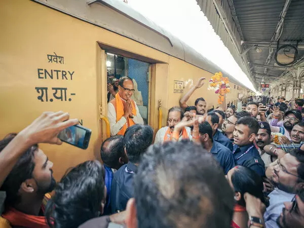 पूर्व सीएम चौहान ने चुनाव प्रचार के लिए की भोपाल से गंज बासौदा तक पैसेंजर ट्रेन में यात्रा