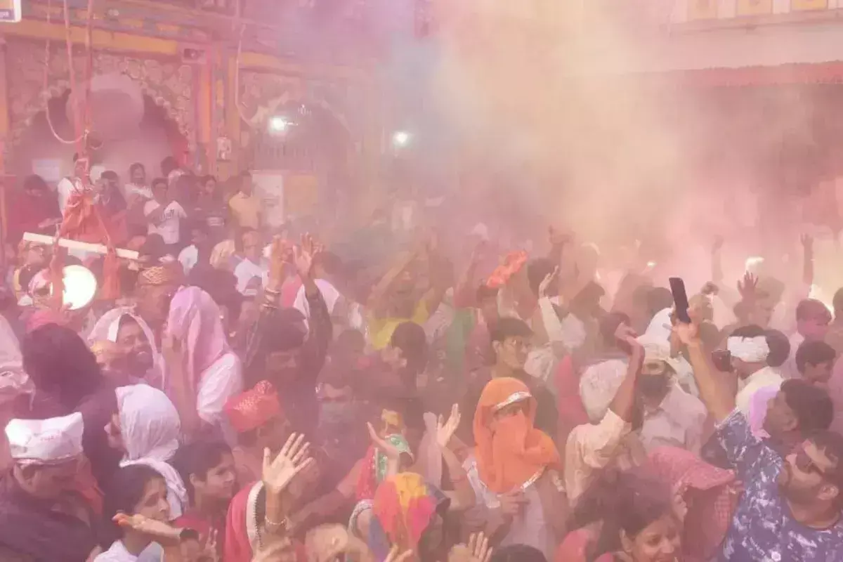रंगभरी एकादशी पर विभिन्न मंदिरों में फागोत्सव मनाया गया