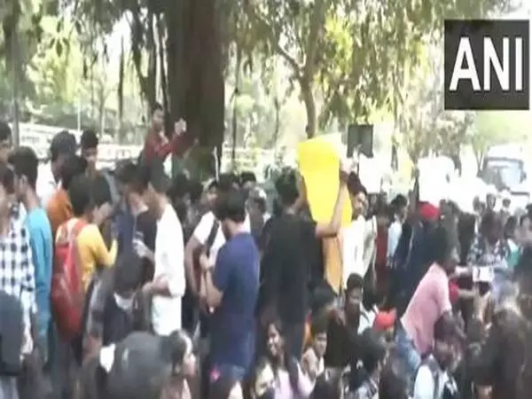 कॉलेजों में प्लस टू कक्षाएं बंद करने के सरकार के फैसले के खिलाफ इंटर के छात्रों ने पटना में किया विरोध प्रदर्शन