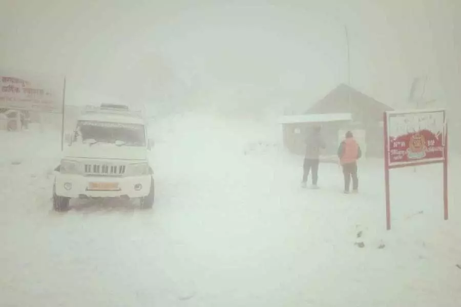 चाय बागान मालिकों को राहत, उत्तर बंगाल में बारिश, संदाकफू में सर्दियों के अंत में बर्फबारी