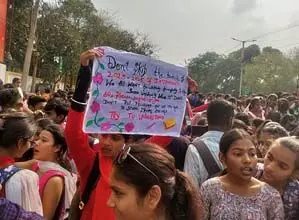 बिहार में कॉलेज से उच्च माध्यमिक विद्यालयों में नामांकन लेने के विरोध में विद्यार्थियों का प्रदर्शन
