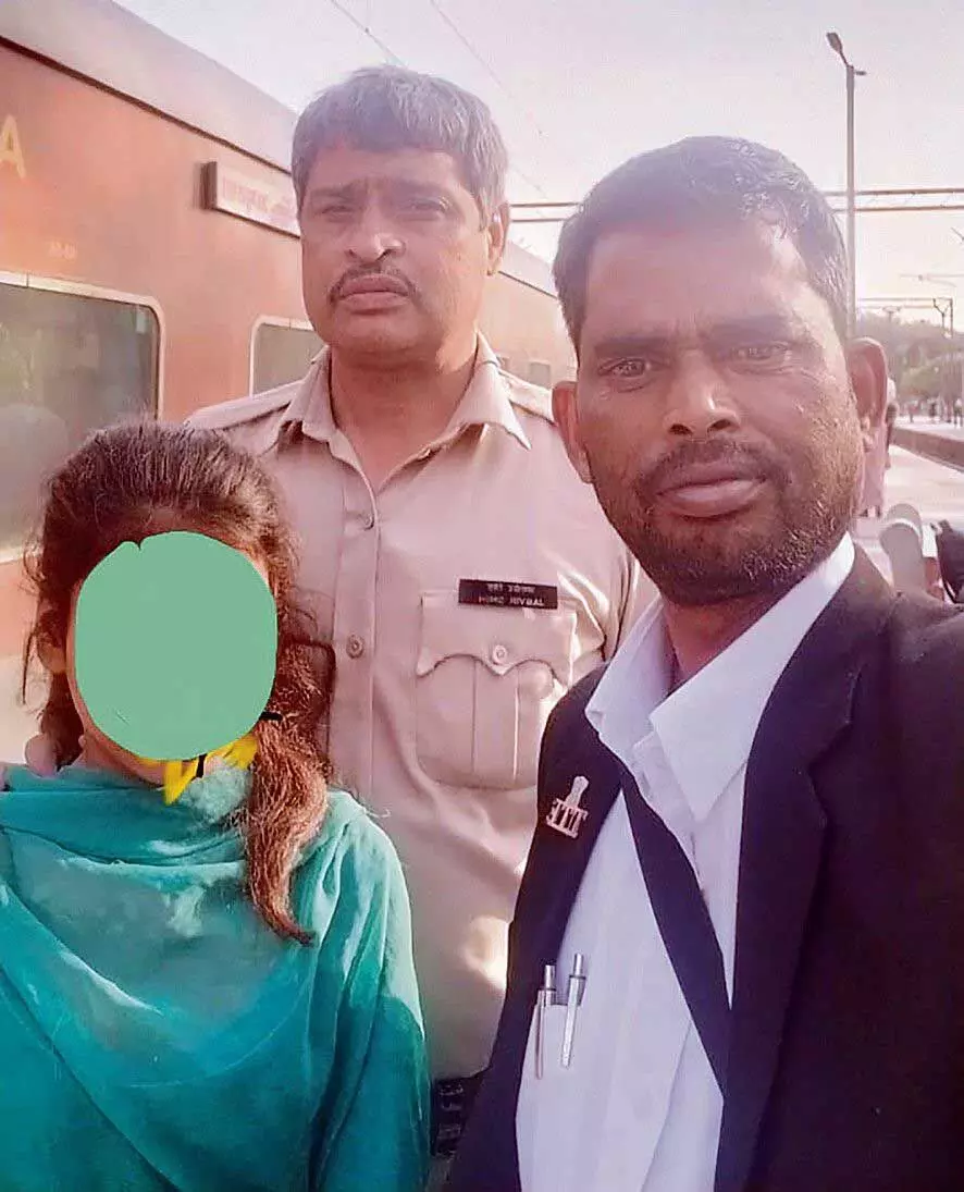 अमृतसर-कटिहार एक्सप्रेस में अकेले यात्रा कर रहे किशोर को रेलवे पुलिस के हवाले किया