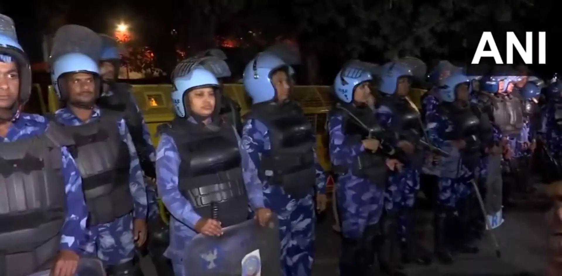 मुख्यमंत्री निवास के बाहर तैनात हुई रैपिड एक्शन फोर्स, देखें वीडियो