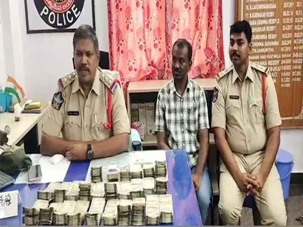 अनंतपुर पुलिस ने 12 लाख रुपये की बेहिसाब नकदी जब्त की