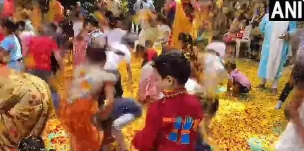 500 किलो फूलों से स्कूली बच्चों ने खेली होली, वीडियो