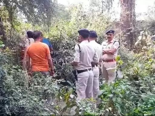 बंगले की झाड़ी में दिखा सिर कटा शव, विभत्स तरीके से युवक की हत्या