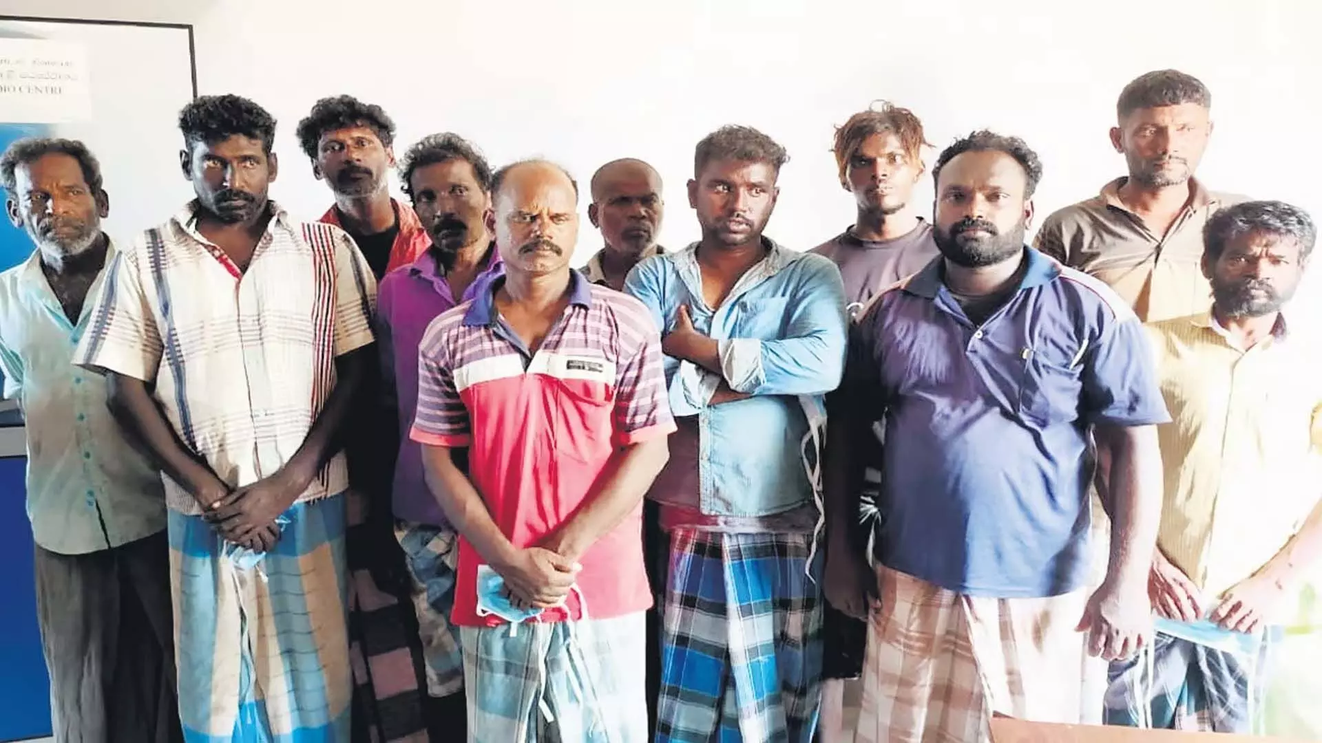श्रीलंकाई नौसेना ने तमिलनाडु के 32  मछुआरों को गिरफ्तार किया