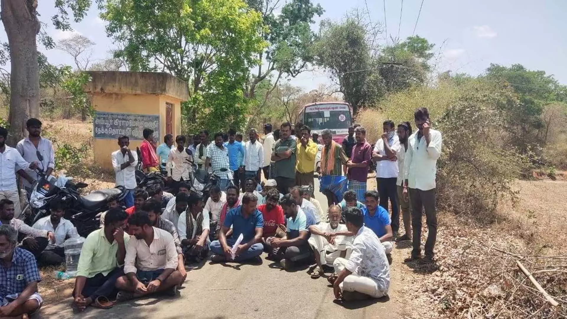 तमिलनाडु के बेट्टामुगिलम के ग्रामीणों ने बोरवेल खोदने पर रोका, सड़क जाम