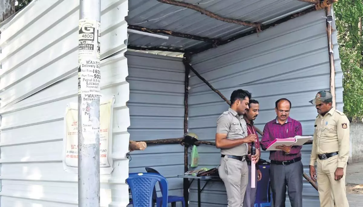 बेंगलुरु में जांच चौकियों पर चुनाव अधिकारियों को असहाय छोड़ दिया