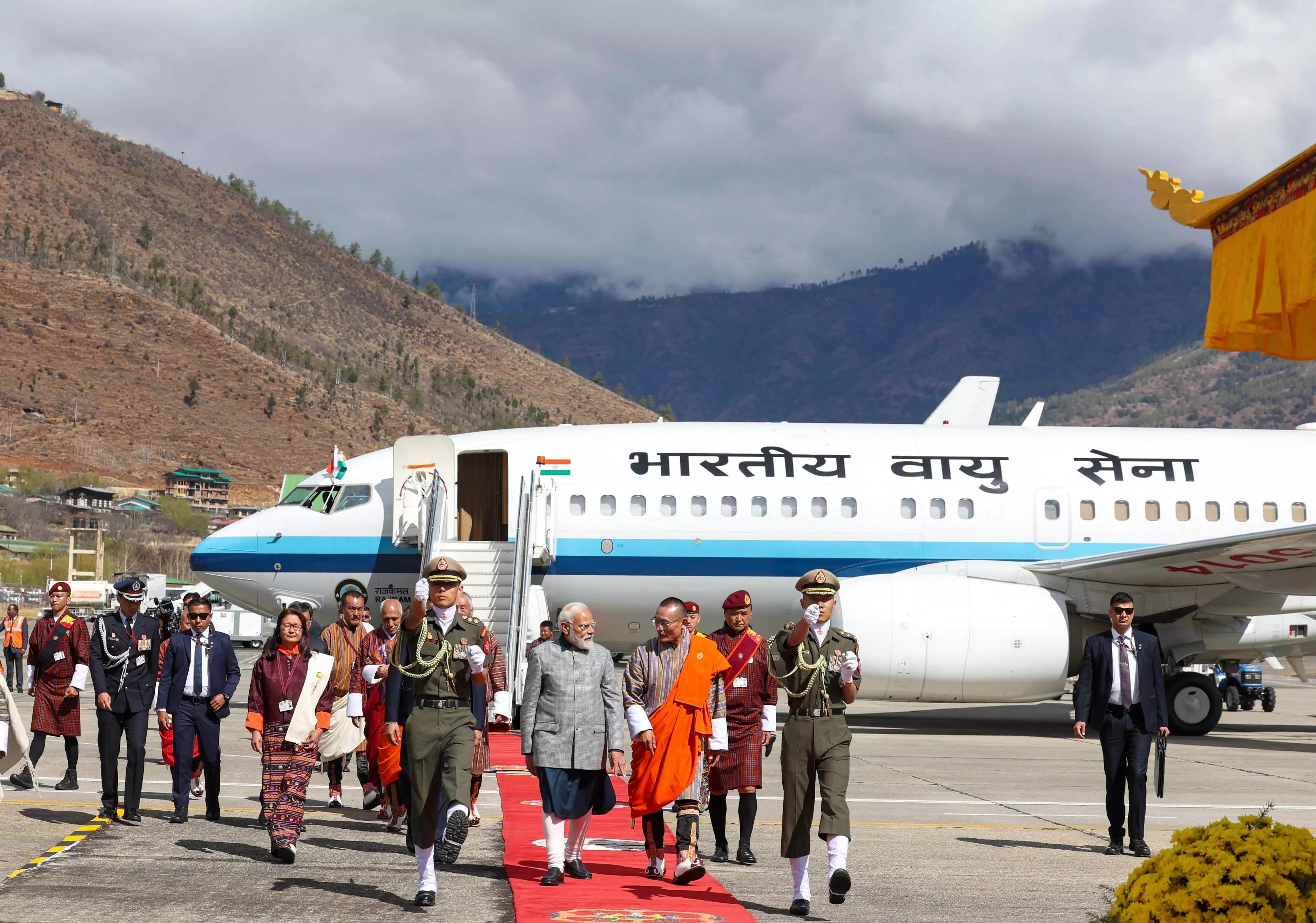 PM Modi: भूटान पहुंचे पीएम मोदी का एयरपोर्ट पर जबरदस्त स्वागत, अस्पताल का उद्घाटन करेंगे