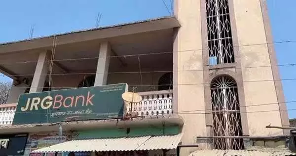 अज्ञात अपराधियों ने दिनदहाड़े हथियार के बल पर लूटा ग्रामीण बैंक