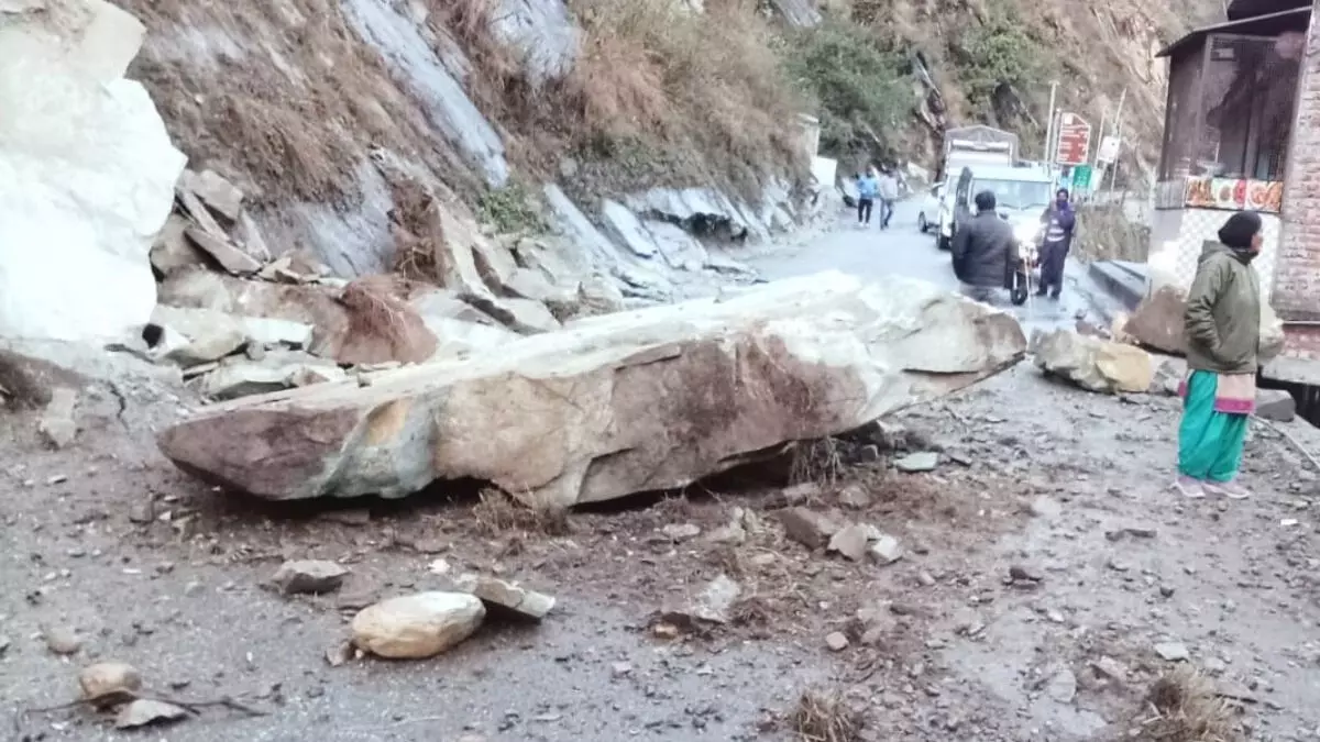 खड़ामुख-होली मार्ग पर भूस्खलन से गिरीं चट्टानें, 13 घंटों बंद रही सडक़