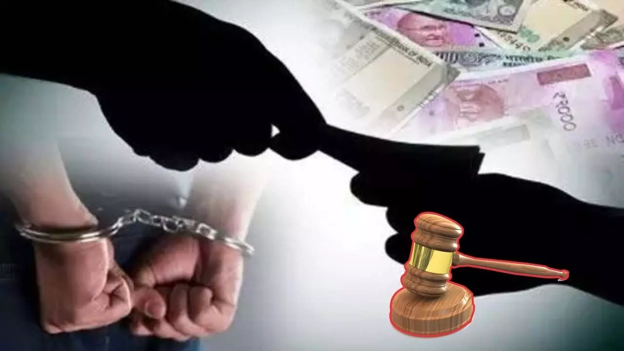 कॉन्स्टेबल को भ्रष्टाचार निरोधक ब्यूरो ने बीस हजार रुपए की रिश्वत लेते गिरफ्तार किया