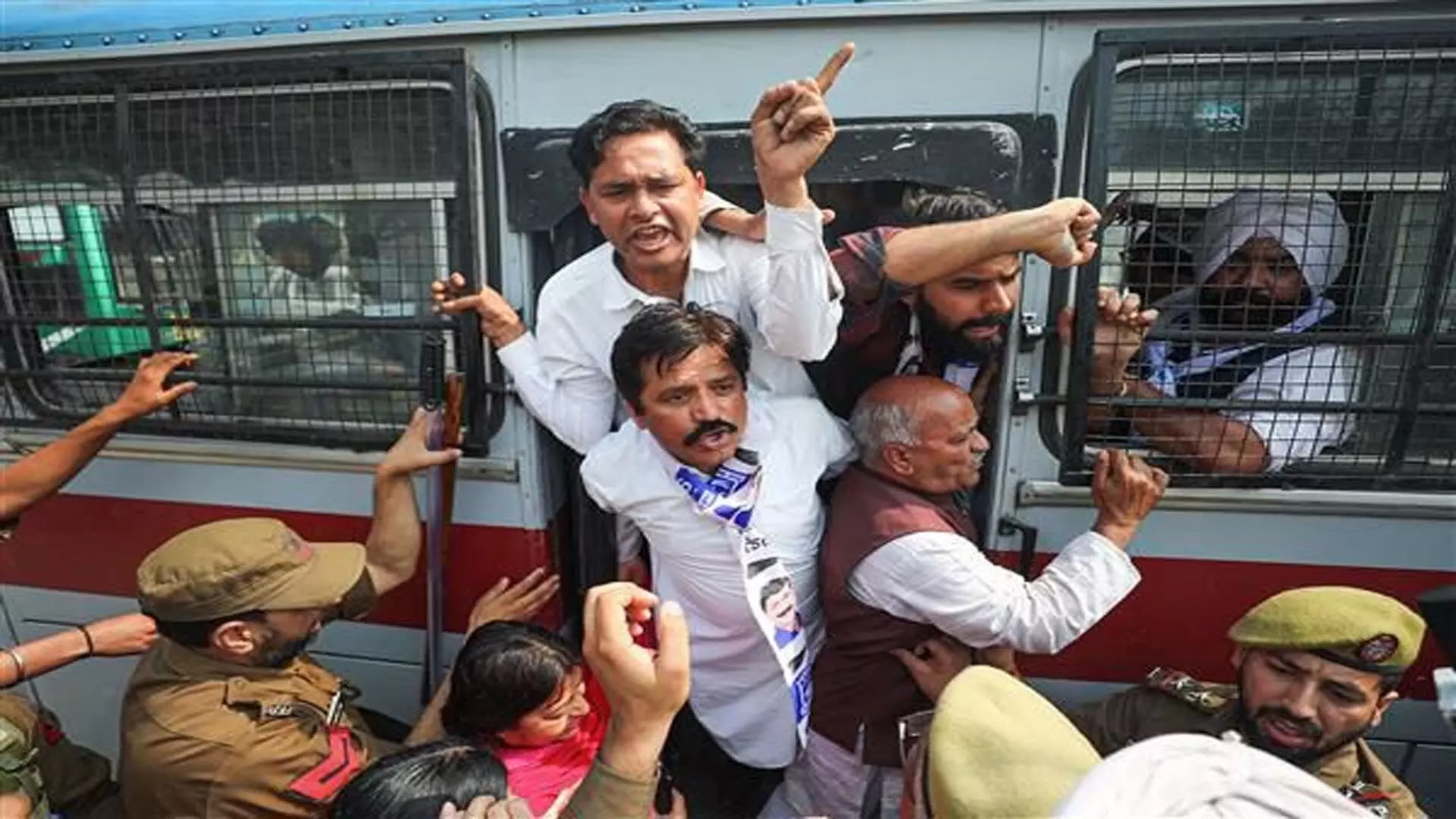 केजरीवाल की गिरफ्तारी के खिलाफ विरोध प्रदर्शन, जम्मू में कई AAP कार्यकर्ता गिरफ्तार