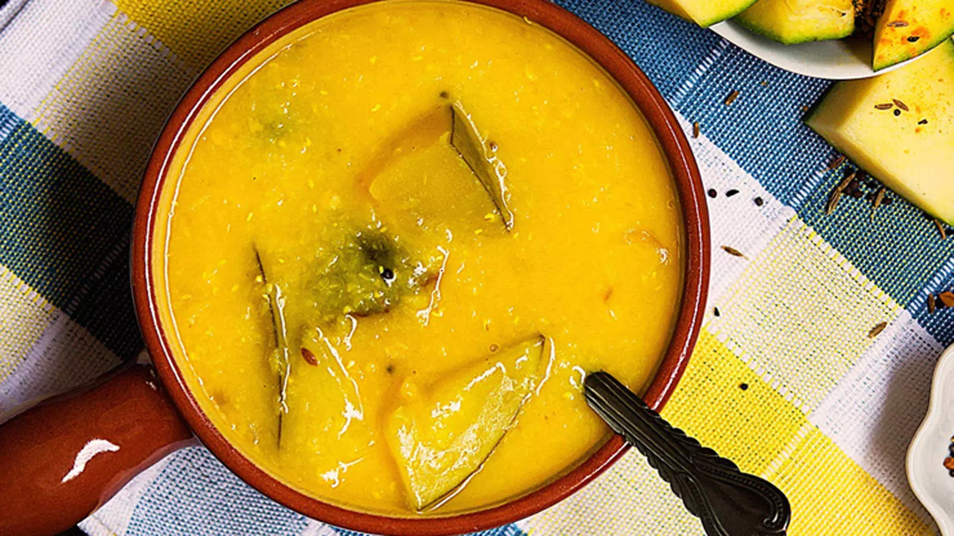 स्वादिष्ट बंगाली आम दाल के साथ अपने ग्रीष्म ऋतु की शुरुआत करें