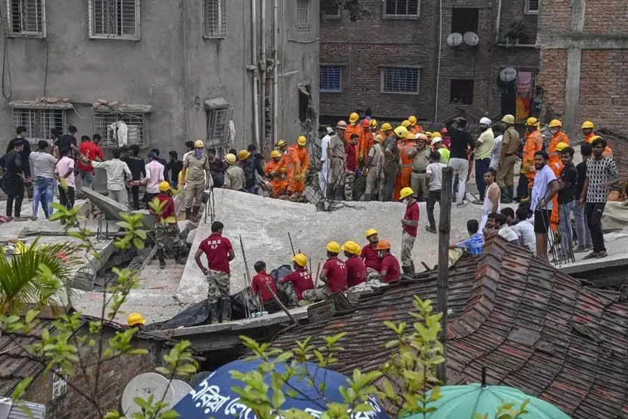 कलकत्ता इमारत हादसा: बचावकर्मियों ने एक और शव बरामद किया, मरने वालों की संख्या बढ़कर 11 हो गई