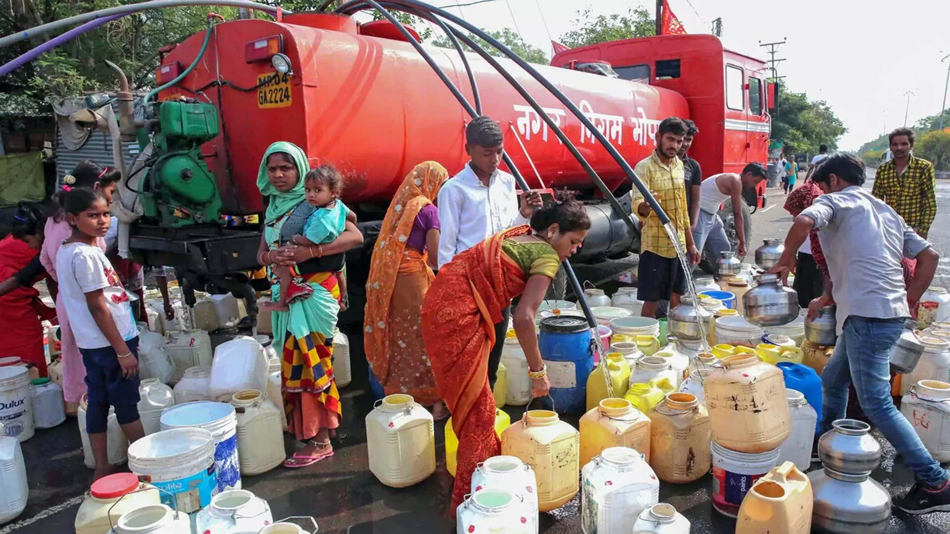 केंद्रीय जल आयोग के साप्ताहिक बुलेटिन के अनुसार, भारत के जलाशयों में जल संग्रहण मात्र 38%