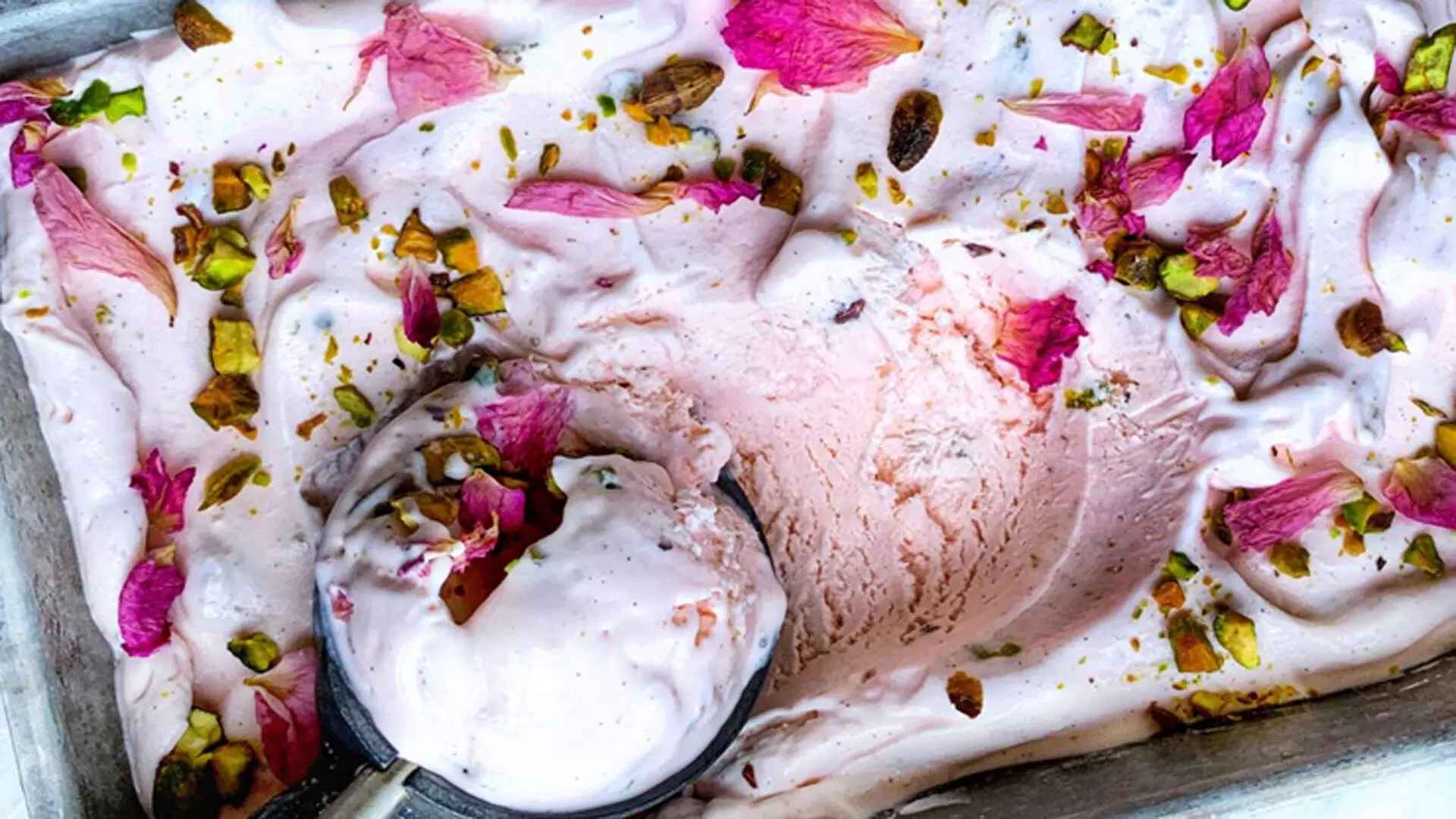 बच्चों के लिए बनाएं स्वादिष्ट स्वादिष्ट गुलाब पिस्ता आइसक्रीम