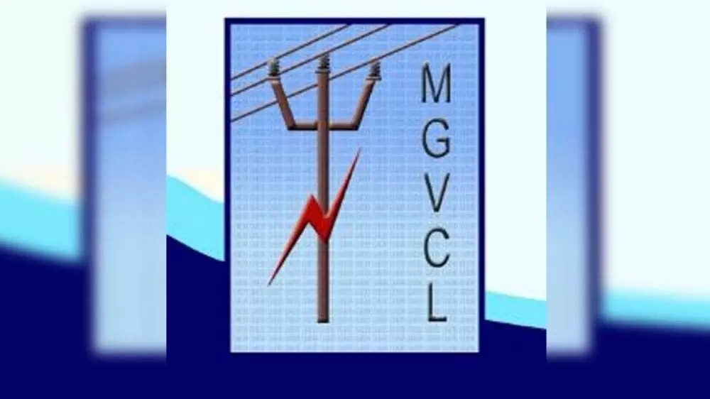 सख्ती से बिजली बिल वसूलने के लिए एमजीवीसीएल कर्मचारी ग्राहकों के घर पहुंचे