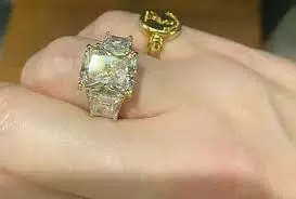 एमिली ने दिया सगाई की अंगूठी को नया लुक
