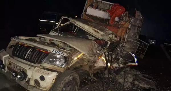 बोलेरो मैक्स पिकअप गाड़ी ने खड़ी गाड़ी को पीछे से मारी टक्कर, ड्राइवर की मौत