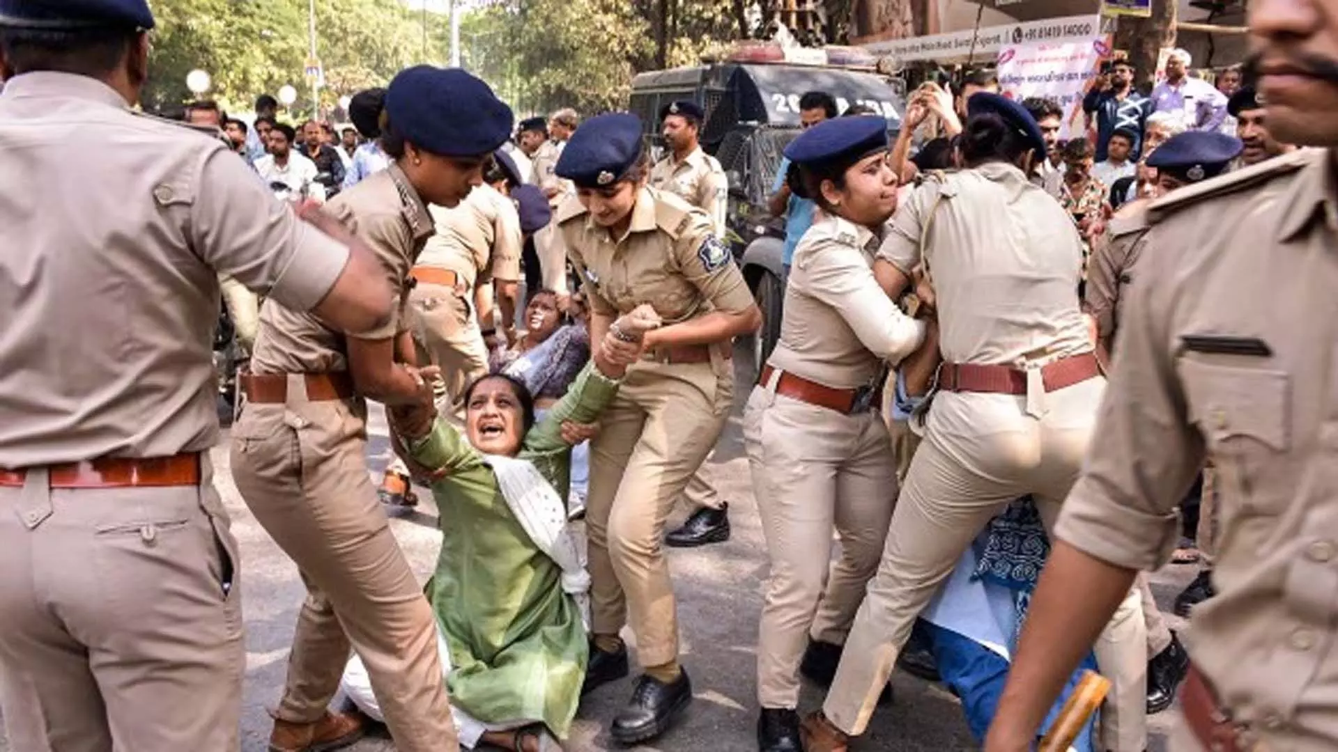 केजरीवाल की गिरफ्तारी पर, कांग्रेस कार्यकर्ताओं ने राज्य भर में विरोध प्रदर्शन किया