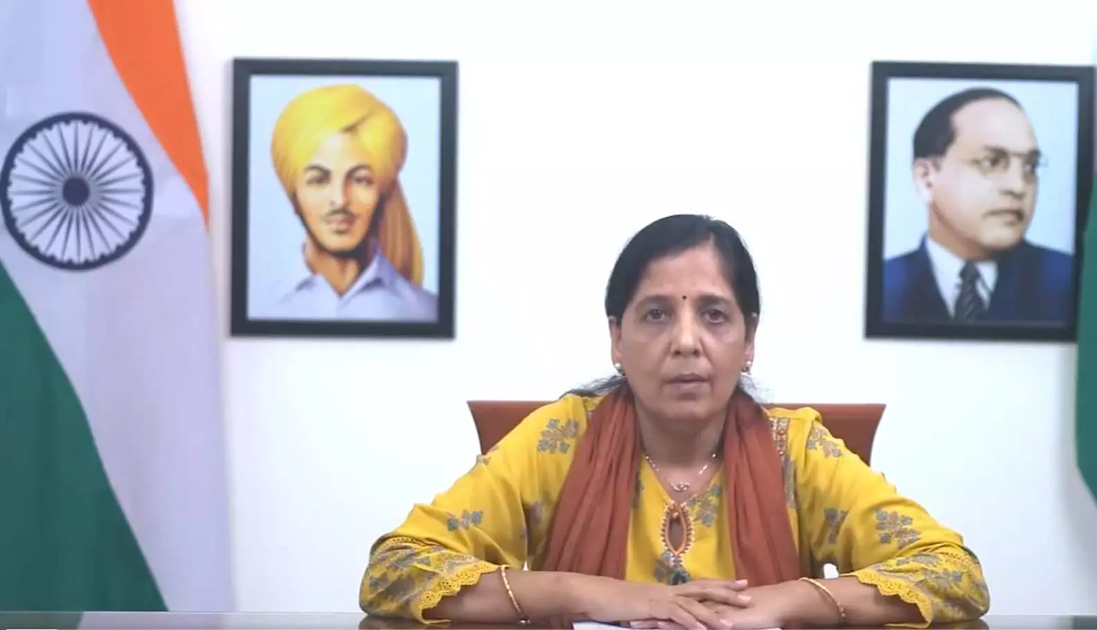 Arvind Kejriwal: पत्नी ने जनता को सुनाया जेल के अंदर से भेजा गया अरविंद केजरीवाल का पत्र, VIDEO