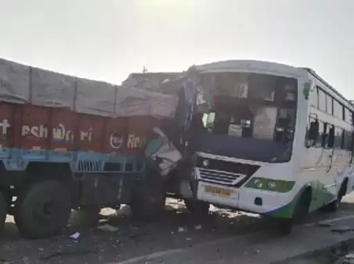 ओवरटेक के दौरान बस और ट्रक में भिड़त, 6 यात्री घायल