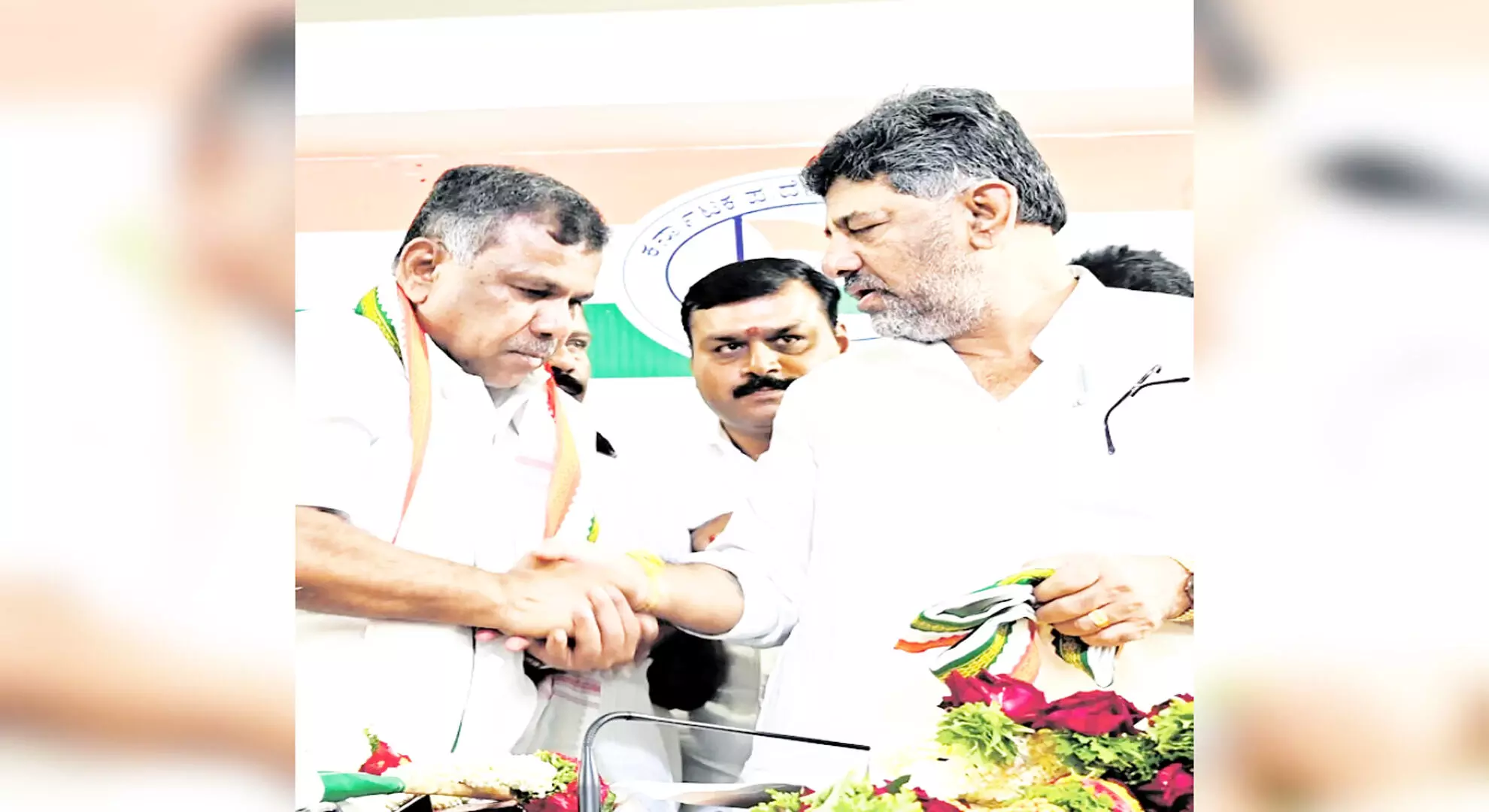 कर्नाटक के मांड्या से जेडीएस एमएलसी कांग्रेस में शामिल हो गए