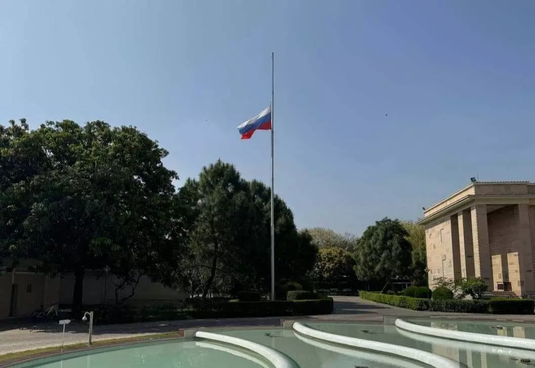 मॉस्को आतंकी हमले के बाद दिल्ली में रूसी दूतावास ने अपना राष्ट्रीय ध्वज आधा झुकाया